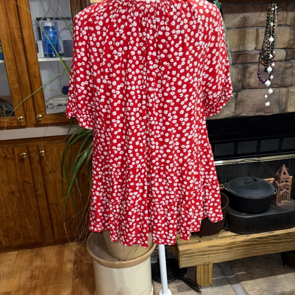 BEACHLUNCHLOUNGE COLLECTION SIZE L RED & WHITE DAISY PATTERNED SHORT SLEEVE TOP - Picture 3 of 3